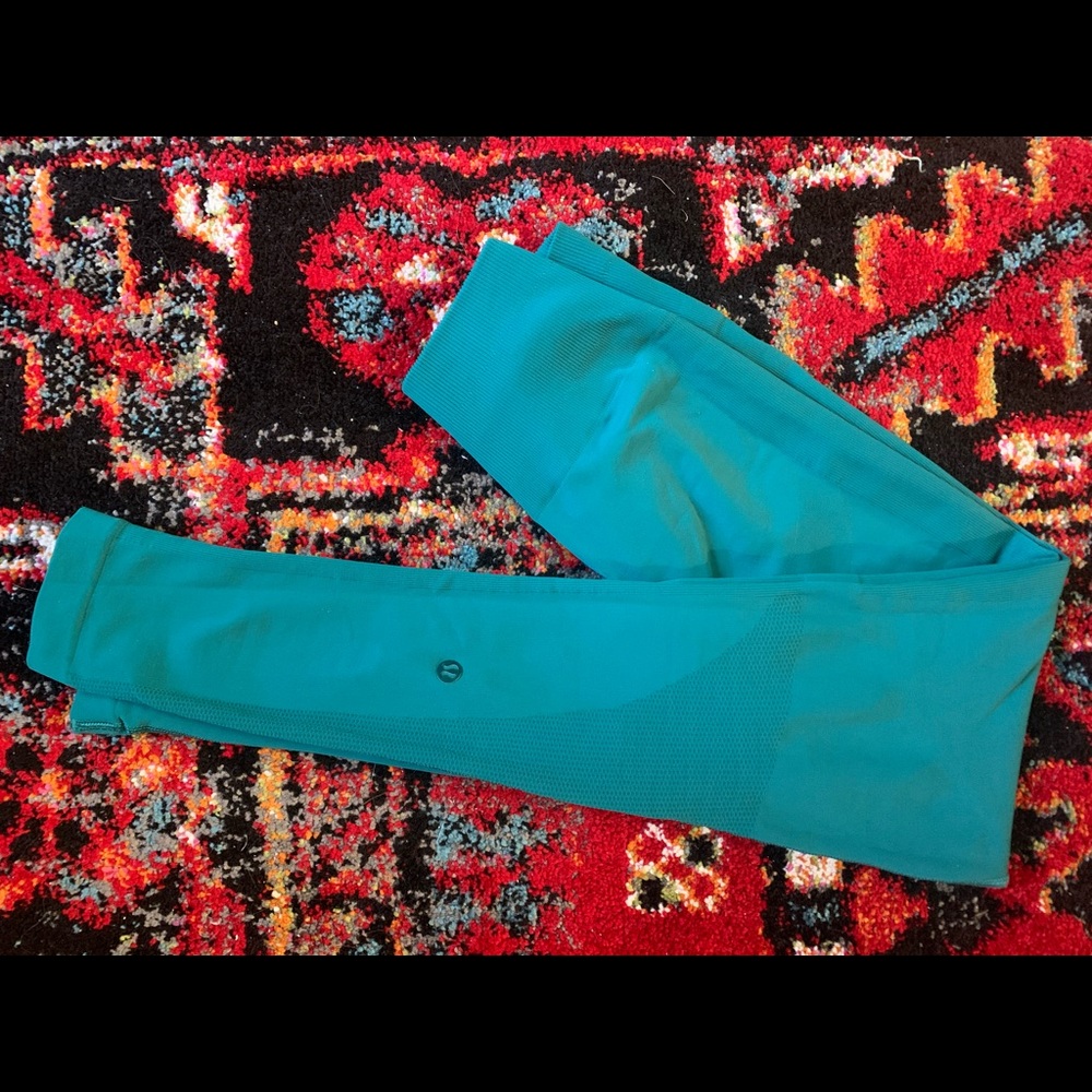 LIKE NEW Lululemon sz. 4 forage teal zone tight 💙